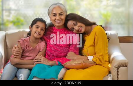 Portrait von Enkelin, Enkelin und Enkelin im Wohnzimmer Stockfoto