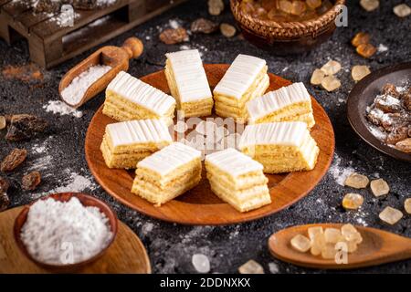 Stillleben von hausgemachten leckeren Zitronenkuchen auf Holzplatte Stockfoto