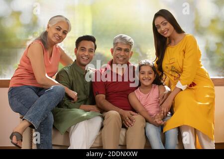 Porträt einer gemeinsamen Familie Stockfoto