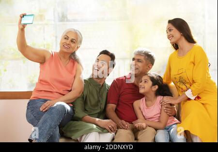 Gemeinsame Familie nimmt ein Selfie Stockfoto