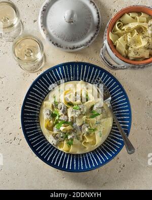 Pasta ai funghi. Pappardelle mit Pilzen. Italienische Küche Stockfoto