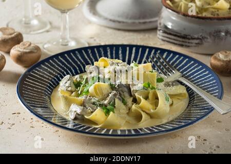 Pasta ai funghi. Pappardelle mit Pilzen. Italienische Küche Stockfoto