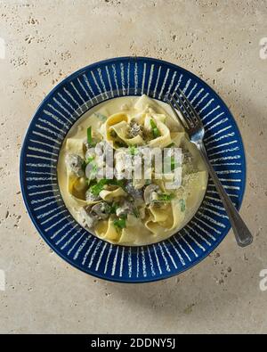 Pasta ai funghi. Pappardelle mit Pilzen. Italienische Küche Stockfoto