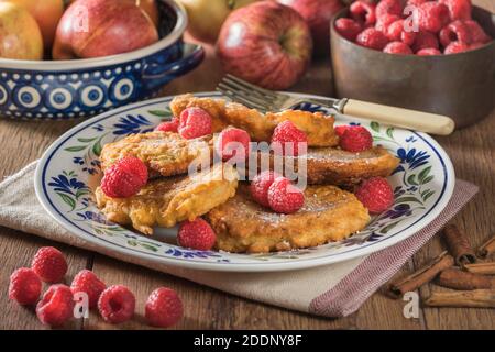 Racuchy. Racuszki Z Jabłkami. Polnische Apfelpfannkuchen. Polnische Küche Stockfoto