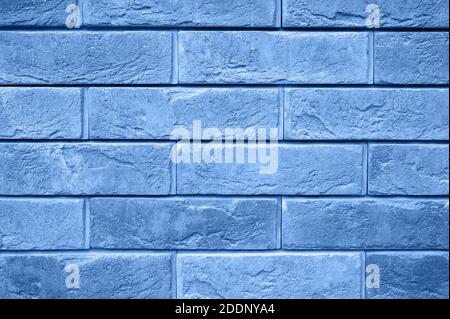 Muster der dekorativen grauen Schiefer Stein Wandfläche als Hintergrund. Getönte klassische blaue Farbe Trend 2020 Jahr Stockfoto