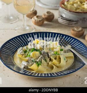 Pasta ai funghi. Pappardelle mit Pilzen. Italienische Küche Stockfoto