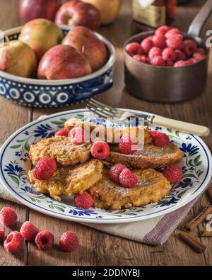 Racuchy. Racuszki Z Jabłkami. Polnische Apfelpfannkuchen. Polnische Küche Stockfoto