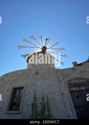 Altes weißes Steinwindmühle Gebäude mit hölzernen alten schweren Tür. Urlaubsziel und Touristenattraktion. Stockfoto