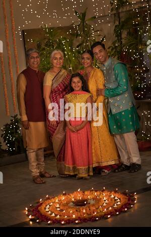 Porträt der Familie feiern Diwali Stockfoto