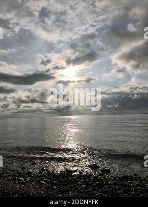 Schöne ruhige Bucht Blick, Reflexion auf das Meer und bewölkten Himmel bei Sonnenuntergang am Mittelmeer, Ägäis. Sonnenuntergang am Horizont. Stockfoto