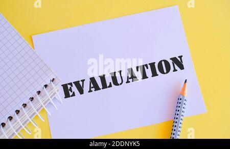 Textauswertung für das Schreiben von Wörtern. Business Concept for Judgement Feedback Bewerten Sie die Qualitätsleistung von etwas Ideen Botschaften auf White Pap geschrieben Stockfoto