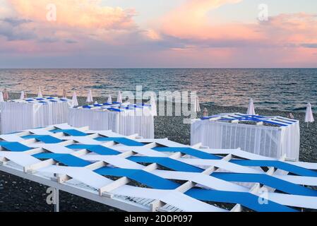 Vordächer am Strand mit Liegestühlen und Sonnenschirmen am Meer. Stockfoto