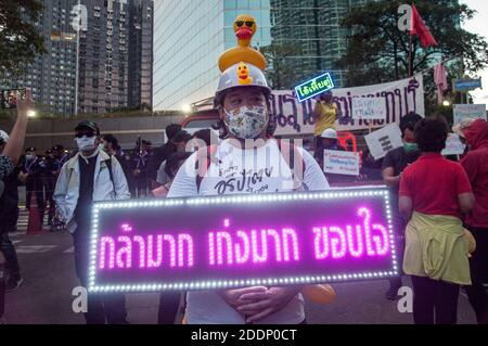 Bangkok, Thailand. November 2020. Ein Protestler hält ein Neonlicht-Schild mit der Aufschrift "sehr mutig, sehr gut, Danke" während der Demonstration.Tausende von prodemokratischen Demonstranten versammelten sich vor dem Hauptsitz der Siam Commercial Bank (SBC), um Thailands König Maha Vajiralongkorn zu fordern, das königliche Vermögen an die Menschen zu geben. Die prodemokratischen Demonstranten fordern auch den Rücktritt des thailändischen Premierministers und die Reform der Monarchie. Kredit: SOPA Images Limited/Alamy Live Nachrichten Stockfoto