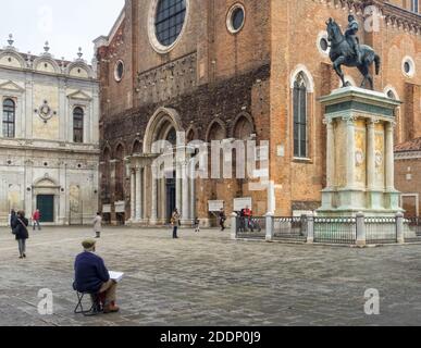 Ein Künstler zeichnet die Reiterstatue von Bartolomeo Colleoni in Campo Santi Giovanni e Paolo - Venedig, Venetien, Italien Stockfoto