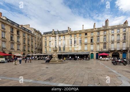 Bordeaux, Frankreich - 9. September 2018: Parlament Platz oder die Place du Parlement. Historischen Platz mit einem reich verzierten Brunnen, Cafés und Restaurants finden Sie in Stockfoto