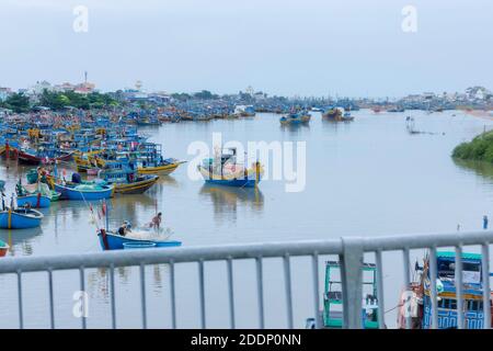 An der Brücke Blick auf den Fluss gefüllt Fischerboote. Stockfoto