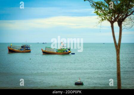 Fischerboote am Ufer von muine vietnam. Stockfoto