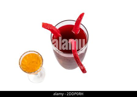 Traditionelle Rüben Gurkensaft auf weißem Hintergrund. Eine Flasche türkischer Rübensaft, Salgam Suyu, in Glas gießen. Stockfoto