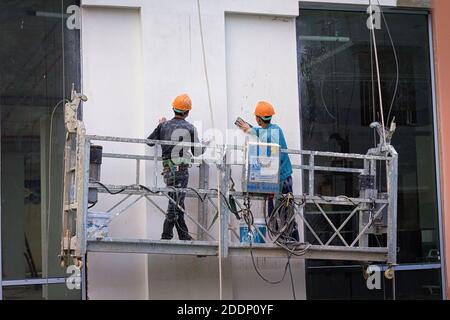 Malers bei der Arbeit an einem neu gebauten Eigentumswohnungsgebäude in nha trang vienam. Stockfoto