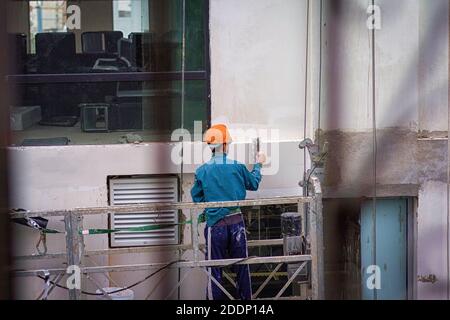 Ein Facharbeiter, der seine tägliche Arbeit erledigt. Stockfoto