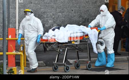 Neapel, Italien. November 2020. Gesundheitsarbeiter (L) und (R) Seite, tragen eine Frau mit Verdacht Covid Infektionen auf einer Bahre, in Kampanien der Prozentsatz der positiven Covid Probanden und Abstriche durchgeführt wird, nimmt ab (Foto von Pasquale Gargano / Pacific Press) Kredit: Pacific Press Media Production Corp./Alamy Live News Stockfoto