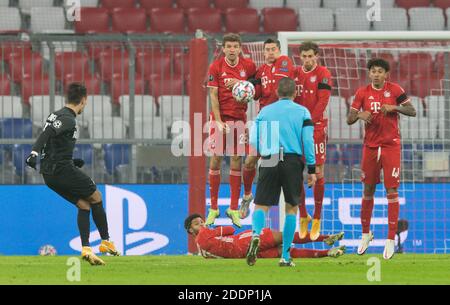 München, Deutschland. November 2020. Die Mauer, von links: Thomas Müller (FC Bayern München), Robert Lewandowski (FC Bayern München), Leon Goretzka (FC Bayern München) und Chris Richards (FC Bayern München). Vor Ort Serge Gnabry (FC Bayern München) Fußball UEFA Champions League: FC Bayern München - FC Salzburg, 11/25/2020 - Fußball UEFA Champions League: FC Bayern München gegen FC Salzburg, 25. November 2020--- zur weltweiten Nutzung Kredit: dpa/Alamy Live News Stockfoto