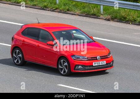 2020 rot VW Polo GTI Plus TSI S-A; Fahrzeugverkehr, Fahrzeuge bewegen, Autos, Fahrzeug fahren auf britischen Straßen, Motoren, Fahren auf der Autobahn M6 Autobahn UK Straßennetz. Stockfoto