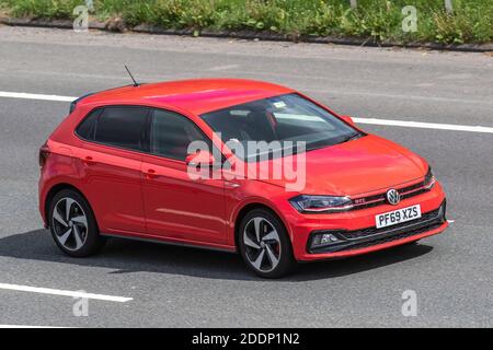 2020 rot VW Polo GTI Plus TSI S-A; Fahrzeugverkehr, Fahrzeuge bewegen, Autos, Fahrzeug fahren auf britischen Straßen, Motoren, Fahren auf der Autobahn M6 Autobahn UK Straßennetz. Stockfoto
