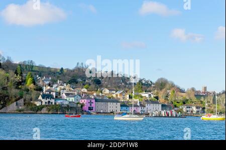 Blick über den River Dart nach Dittisham von Greenaway Quay an einem schönen Wintertag, Devon, England, Großbritannien. Stockfoto