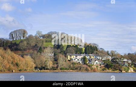 Blick über den River Dart nach Dittisham von Greenaway Quay an einem schönen Wintertag, Devon, England, Großbritannien. Stockfoto