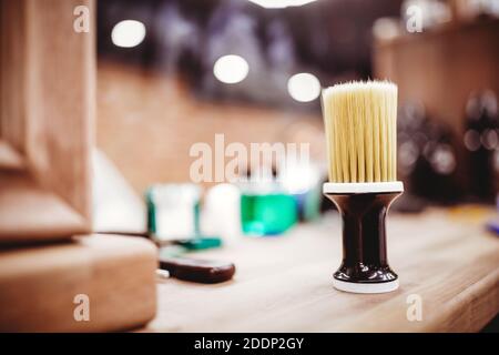 Pinsel für die Rasur Bart, verschwommener Hintergrund von Friseursalon für Männer, Friseursalon Stockfoto
