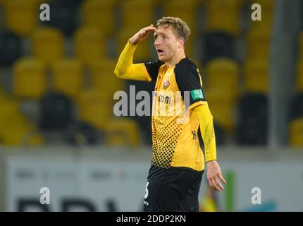 Dresden, Deutschland. November 2020. Fußball: 3. Liga, SG Dynamo Dresden - SpVgg Unterhaching, 12. Spieltag, im Rudolf-Harbig-Stadion Dynamos Marco Hartmann gestikuliert. Quelle: Robert Michael/dpa-Zentralbild/dpa/Alamy Live News Stockfoto