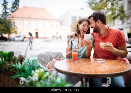 Wunderschönes Paar, das gerne an einem Termin in einem Café Spaß hat Stockfoto