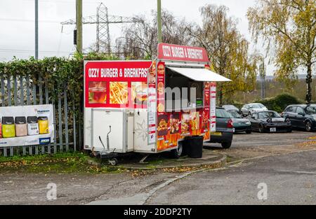 Basingstoke, Großbritannien - 17. November 2020: Ein mobiler Burger-Van parkte im Daneshill East Industrial Estate in Basingstoke, Hampshire an einem bewölkten Herbst Stockfoto