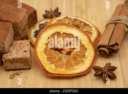 Duftende Gewürze und Marshmallows auf einem Holztablett Stockfoto