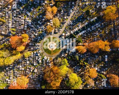 Abstraktes geometrisches Muster im Friedhof der Stadt. Drone-Ansicht Von Oben Nach Unten. Stockfoto