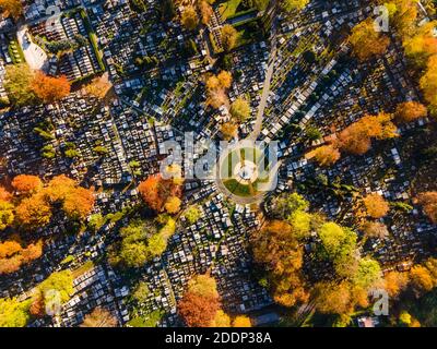 Abstraktes geometrisches Muster im Friedhof der Stadt. Drone-Ansicht Von Oben Nach Unten. Stockfoto