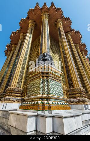 Bangkok, Thailand - 7. Dezember 2019: Teil der Bibliothek Phra Mondop im Wat Phra Kaew Tempel in Bangkok, Thailand. Stockfoto