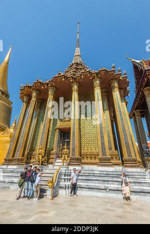 Bangkok, Thailand - 7. Dezember 2019: Besucher des Großen Palastes entdecken den Phra Siratana Chedi und den Phra Mondop und machen Fotos zur Erinnerung. Stockfoto