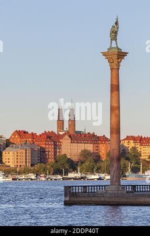 Geographie / Reisen, Schweden, Stockholm, Statue vor dem Rathaus und Ansicht nach Soederma, Additional-Rights-Clearance-Info-not-available Stockfoto