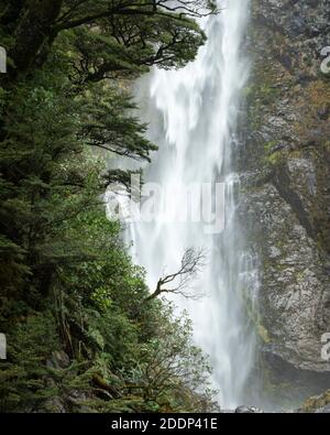 Devil’s Punchbowl Wasserfall in Arthur’s Pass, South Island, Neuseeland Stockfoto