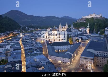 Geographie / Reisen, Österreich, Salzburger Land, Salzburg, Blick über die Altstadt mit Festung Hohensa, Additional-Rights-Clearance-Info-not-available Stockfoto