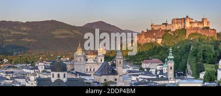 Geographie / Reisen, Österreich, Salzburger Land, Salzburg, Blick über die Altstadt mit Kirchturm, Additional-Rights-Clearance-Info-not-available Stockfoto