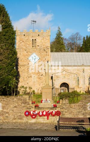 Kriegsdenkmal und die Kirche des Apostels Thomas in Stanhope, Co. Durham, England, Großbritannien Stockfoto