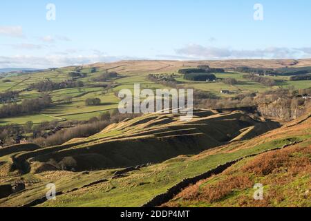 Herbstansicht der ausgedient Asche Steinbruch Beute Tipps von Crawley Edge in Stanhope, County Durham, England, Großbritannien Stockfoto