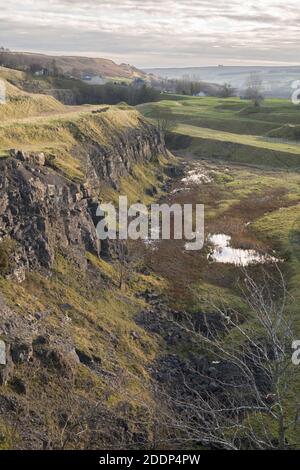 Herbstansicht Blick östlich des stillgestesten Ashes Quarry in Stanhope, County Durham, England, UK Stockfoto