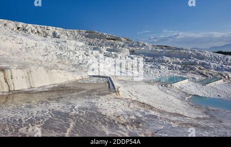 Natürliche Travertin Pools und Terrassen in Pamukkale. Pamukkale, Türkei Stockfoto