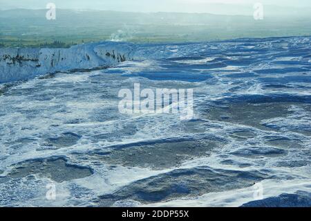 Natürliche Travertin Pools und Terrassen in Pamukkale. Pamukkale, Türkei Stockfoto