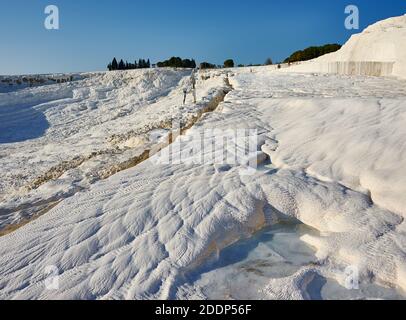 Natürliche Travertin Pools und Terrassen in Pamukkale. Pamukkale, Türkei Stockfoto