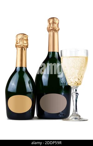 Zwei verschiedene Arten von Champagnerflaschen und ein gefülltes Glas. Isoliert auf Weiß Stockfoto